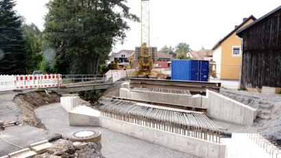 Bild: bkr
Die neu entstehende Straßenbrücke über den Flötzbach.