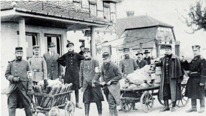 Bild: Repro: Heimatverein Grafenwöhr.
Gefangene Franzosen beim Abholen von Brot und Post in Grafenwöhr um 1915.
