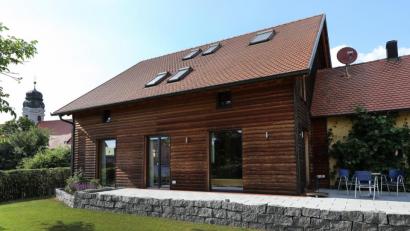 Bild: Wolfgang Steinbacher
Andreas Winkler hat an seinem Holzhaus in Ursulapoppenricht alles, was aus Holz ist selbst gemacht. Die Außenfassade ist aus unbehandeltem Holz und hat die typische dunkle Färbung durch Umwelteinflüsse.