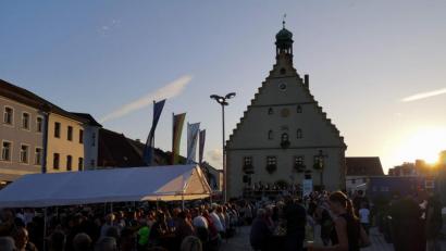Bild: u
Das 45. Marktplatzfest des Musikzugs erweist sich einmal mehr als Besuchermagnet. Hirschaus Innenstadt ist eine einzige Partymeile, auf der Einheimische wie Auswärtige in Scharen bei bester Stimmung feiern.