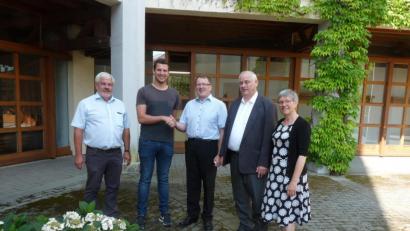 Bild: wec
Sie freuen sich über die finanzielle Unterstützung durch die Kirwaleute (von links): Hermann Sturm (KV), Simon Wendl (Vorsitzender der Kirwagemeinschaft Ebermannsdorf), Josef Beer (Kirchenpfleger), Pfarrer Herbert Grosser und Heimatpflegerin Christine Schormüller (KV)