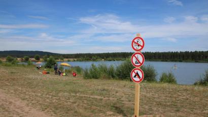 Bild: sne
Keinen Müll wegwerfen, kein offenes Feuer, kein zelten: Die neu aufgestellten Schilder sollen für eine Sensibilisierung der Badegäste sorgen.