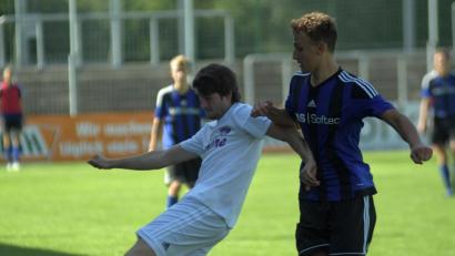 Bild: otr
Jonas Heimerl (rechts), mittlerweile dreifacher Torschütze bei der SpVgg SV Weiden II, versucht Alexander Luff vom TSV Detag Wernberg das Leder abzunehmen. Nach dem souveränen Heimsieg gegen Wernberg geht es für den Aufsteiger zum noch sieglosen TuS Kastl.
