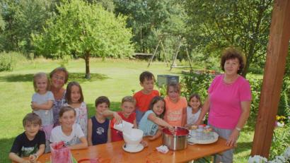 Bild: mmj
Mit Eifer waren die kleinen Gartler mit Maria Sterr (rechts) und Monika Simon (Dritte von links) beim Marmelade-Einkochen dabei.