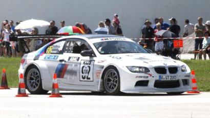 Bild: Hirsch
Der 430 PS starke BMW M3 des Vorsitzenden Christian Grassmann war ein Blickfang für die zahlreichen Zuschauer an der Rennstrecke auf dem Flughafen in Bruck.