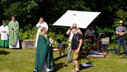 Bild: fvo
Motorradclubchef Marcus „Luky“ Lukas erhält vor dem Motorradgottesdienst auf dem Fahrenberg als Dank für die Spende von 500 Euro an den Kindergarten Tiefenbach eine Collage der Kinder.