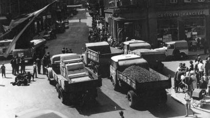 Bild: exb
Straßensperren und abmontierte Hinweisschilder, wie hier in der Innenstadt von Cheb, konnten die Panzer nicht aufhalten.