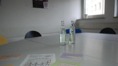 Bild: gib
Ein Tisch, ein paar Stühle und viel Raum für Emotionen: In einem Zimmer der Regensburger Kontaktstelle KISS treffen sich verwitwete Menschen zum Austausch.