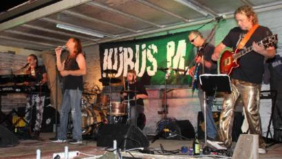 Bild: frd
Die Band "Kubus M" sorgte beim Motorradtreffen der "Raubersteich Bullen" mit dem Rock der 1960er und -70er Jahre für beste Partystimmung unter den Bikern.