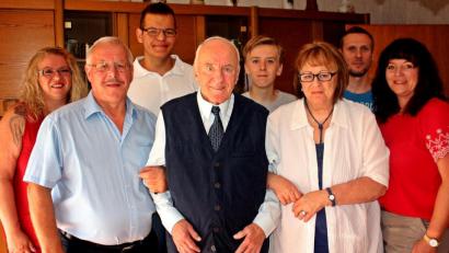 Bild: R. Kreuzer
Am wohlsten fühlt sich Willi Sambale im Kreis seiner Familie.