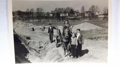 Bild: privat
So beschwerlich war Ende der 50er Jahre der Hausbau, als das Ausheben der Baugrube noch mit Schaufel und Kuhgespann erledigt werden musste. Dieses Bild entstammt aus der Anfangszeit der Wolfgangsiedlung, die sich zu einem großen Wohngebiet in Grafenwöhr entwickelt hat. Am Feiertag Mariä Himmelfahrt feiert die Siedlergemeinschaft ihr 60-jähriges Bestehen.