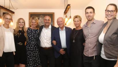 Bild: Hirsch
Herbert Rohrwild (Mitte) im Kreise seiner Familie: Zum 80. Geburtstag kamen die Glückwünsche von Karina, Franziska, Nicole und Thomas Rohrwild sowie Birgit, Daniel und Miriam Markgraf (von links).