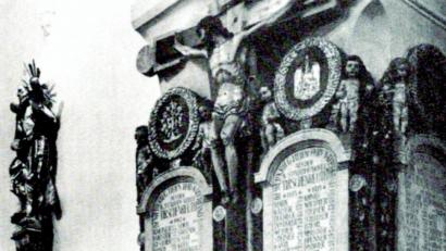 Bild: pol
Im Altarraum der Tirschenreuther Stadtpfarrkirche befand sich bis in die 60er Jahre ein Altar mit den Namen der gefallenen Tirschenreuther des Ersten Weltkrieges. Für Stadtheimatpfleger Eberhard Polland ist es völlig unverständlich, warum ihn der damalige Stadtpfarrer Georg Steiger aus der Kirche entfernen ließ.