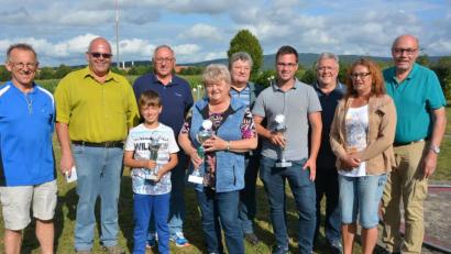 Bild: jr
Rekordteilnahme beim traditionellen VdK-Minigolfturnier am Samstag auf der Anlage von Martin Weiß am Sibyllenbad. Unser Bild zeigt die besten Minigolfer, (von links) mit Manfred Ott, Bürgermeister Klaus Meyer, Paul Meyer, Kreisvorsitzenden Georg Brand, Siegerin Sieglinde Braunstein, Wolfgang Bruischütz, Alexander Stark, Dieter Frey, Ortsvorsitzende Andrea Gutwein und Albert Köstler