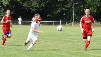 Bild: gb
Die Sportfreunde Kondrau (rechts Christopher Ernstberger) legten in der Kreisliga Süd einen klassischen Fehlstart hin. Beim 4:1 bei der SpVgg Wiesau (Mitte Matthias Männl) gelang bislang der einzige Sieg in fünf Partien.