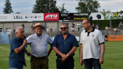 Bild: exb
Manfred Luber (von links) freut sich über die Spende des Lions-Club mit Wolfgang Würschinger, Anton Forster und German Schieder.