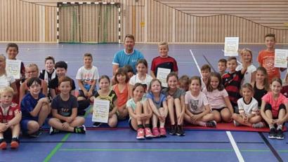 Bild: u
40 Kinder nahmen in der Turnhalle des Conrad-Sportvereins am Ferienprogramm teil. Vorsitzender Holger Bauroth (Mitte) und sein Helferteam hatten dort einen Parcours aufgebaut.