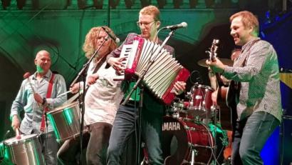 Bild: Wilhelm Amann
Michael Frank (rechts) an der Gitarre und Guido Reuter am Akkordeon: Es macht ihnen sichtlich Freude, "Cecilia" und andere Hits ala Simon & Garfunkel zum Besten zu geben.