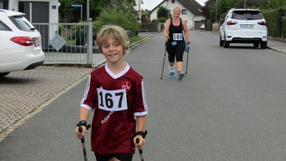 Bild: sck
Fünf Sekunden vor seiner Mama Nadja überquert Felix Popp als jüngster Teilnehmer des Siedlerwalks die Ziellinie.