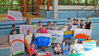 Bild: enz
Susanne Neumann (hinten, Zweite von links) und Annette Spreitzer (hinten rechts) gestalteten mit 15 Nachwuchskünstlern Poster zum Thema "Wasser - Schwimmen - Spaß".