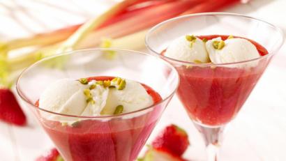 Bild: exb
Der Frozen Joghurt mit Erdbeer-Rhabarber-Grütze ist nicht nur lecker, sondern auch die perfekte Abkühlung an heißen Sommertagen.