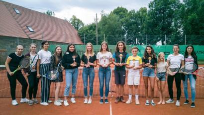 Bild: jzk
Die Besten bei den Jugendvereinsmeisterschaften des TC Kemnath waren: Selina Möller, Marie Biersack, Sarah Kaufmann, Jonas Heining, Felix Eichhorn und Alina Kastner (Fünfte, Sechste, Siebte, Achter, Neunter sowie Zehnte von links).