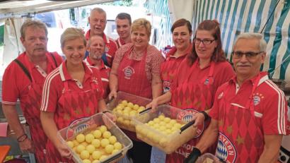 Bild: nm
Stundenlang Knödel rollen, die Bayern-Fans kümmern sich am Kirwasonntag um den Mittagstisch. Nicht nur Knödel, auch Fleisch kam auf den Tisch.