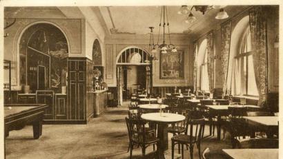 Bild: Stadtarchiv Weiden
Mondän und gediegen präsentierte sich das Café Weiß zwischen 1907 und 1956 an der Ecke Bahnhof-/Johannisstraße. Wer darin in der frühen Nachkriegszeit ein und aus ging, gehörte in der Stadt dazu. Das Kaffeehaus war ein Umschlagplatz für Neuigkeiten, Schwarzmarktwaren oder geschäftliche Verbindungen.