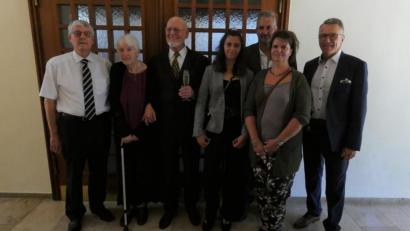 Bild: fua
Im Kreise ihrer Verwandten und Freunde stießen Gudrun und Wolfgang Richter nach dem Gottesdienst in der Evangelischen Erlöserkirche auf ihren Ehrentag an, bevor sie sich mit ihrer Familie zum gemeinsamen Mittagessen aufmachten.