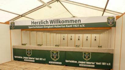 Bild: rwo
Der Schießstand der Kastler Schützen beim Kemnather Wiesenfest steht. Ab dem heutigen Mittwoch kann dort jeder Festbesucher sein Glück mit einem Schuss aufs Blattl versuchen.