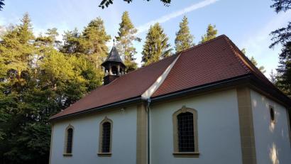 Bild: hzi
Die Heinersreuther Waldkapelle kurz nach Sonnenaufgang.