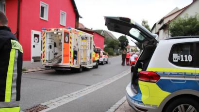 Bild: jma
Die Unfallstelle in der Speinsharter Straße: Ein Motorrad dort prallt am Montagabend gegen eine Hausmauer.