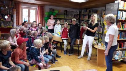 Bild: fvo
Roswitha Völkl (Zweite von rechts) stellte verschiedene Kräuter vor und erklärte Heilwirkung und Verwendung.