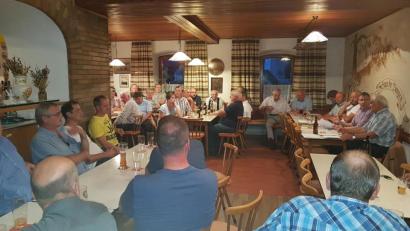 Bild: gi
Trotz aller Brisanz verlief die Diskussion um die Wasserversorgung Tröbes/Gaisheim im Gasthaus Bodensteiner noch harmonisch.