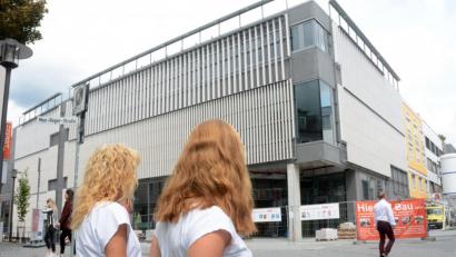 Bild: Gabi Schönberger
Petra aus Weiden und Michaela Völkl haben beide bei Hertie gelernt und sich pudelwohl gefühlt. Vor zehn Jahren trugen sie ihre Arbeitsstelle zu Grabe. Nun wollen sie nach vorne schauen. Heute arbeiten die beiden wenige Meter entfernt in der Max-Reger-Straße – dank ihrer Ex-Chefin bei Hertie.