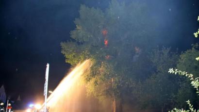 Bild: Alexander Auer
Nach einem Blitzeinschlag steht ein 200 Jahre alter Baum in Kiefenholz (Kreis Regensburg) in Flammen.