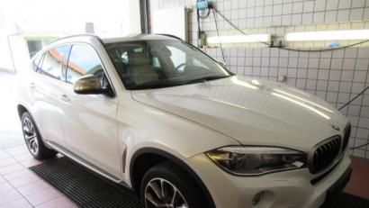 Bild: Polizeipräsidium Oberpfalz
Rund 50 000 Euro ist der BMW X 6 wert, den Polizisten in Waidhaus sicherstellten.