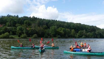 Bild: rn
Während die Kanuten gegen "reißende Strömung" ankämpfen, lassen es die Mini-Seeräuber auf dem Floß gemächlicher angehen.
