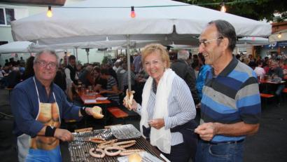 Bild: wro
Am Bratwurststand, über dessen Erlös sich die Helfer vor Ort freuen durften, arbeitete Bürgermeister Toni Dutz (links) fleißig mit.