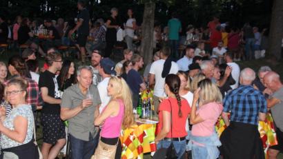 Bild: kro
Einen enormen Zuspruch verzeichnete wieder das Weinfest der Handballer. Im St.-Peter-Garten traf sich ein bunt gemischtes Publikum.