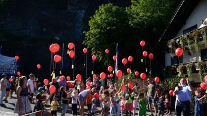 Bild: bey
SPD-Kreisvorsitzender und Schirmherr des Kinderfestes, Bürgermeister Markus Ludwig, Störnstein (rechts), hat vor wenigen Sekunden den Start für die Luftballons freigegeben.