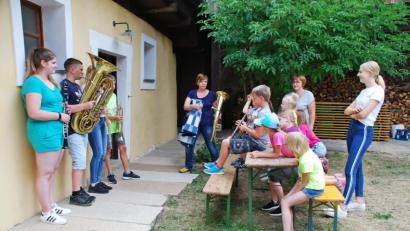 Bild: enz
Beim Ferienprogramm des Musikvereins Ernestgrün im Sengerhof drehte sich alles um Musikinstrumente.