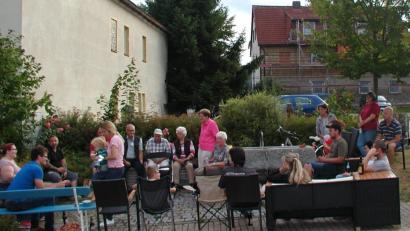 Bild: ld
Jung und Alt hatte sich zu einem lockeren Treffen am Dorfbrunnen versammelt. Weitere Treffen sollen folgen.