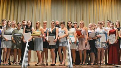 Bild: exb/Burcom/Breme
Die Absolventen des 2. Studienjahres der Caritas-Fachakademie für Sozialpädagogik mit Schulleiter Karlheinz Binner (rechts).