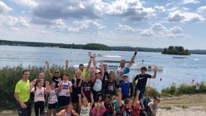 Bild: ak
Jugendbeauftragter Gerd Schönfelder (hinten rechts) begleitete die Kinder und Jugendlichen zum Wakeboarden und Wasserskifahren auf dem Steinberger See.