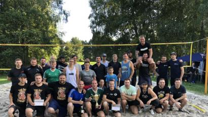 Bild: exb
Insgesamt 13 Mannschaften waren beim Beach-Volleyball-Turnier am Moorweiher dabei. Im Bild die Vertreter der besten Teams mit den Veranstaltern.