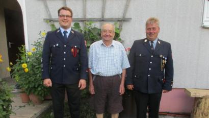 Bild: Matthias Wild/exb
Vertreter der Feuerwehr Schwarzenbach gratulierten Ernst Harnisch zum 95.Geburtstag (von links): Vorsitzender Stefan Schmidkonz, Jubilar Ernst Harnisch und Kommandant Thomas Schüssler.