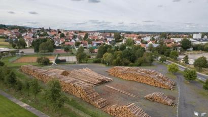 Bild: dtr
Holzlager in Wiesau aus der Vogelperspektive.