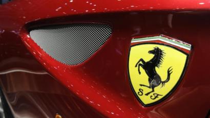 Symbolbild: Uli Deck/dpa
Vier Autofahrer haben sich laut Polizei mit ihren Ferraris ein rennen auf der Autobahn geliefert.