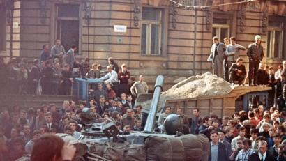 Bild: dpa
21. August 1968. Russische Panzer rollen in Prag ein. Für Millionen Tschechen ist der Traum von einer demokratischen Zukunft ausgeträumt. Staatssekretär Dubcek hatte einen „Sozialismus mit menschlichem Antlitz“ verwirklichen wollen und zahlreiche Reformen eingeleitet. Doch die Sowjetunion befürchtete den Ausbruch der Tschechoslowakei aus dem sozialistischen Bündnis.
